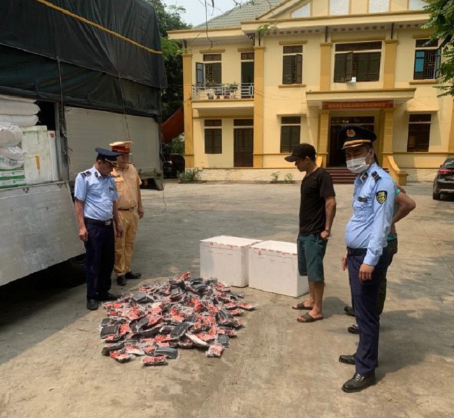 Cục Quản lý thị trường Nghệ An: trong 2 ngày phát hiện, xử phạt và tiêu hủy hơn 4.000 sản phẩm dầu gội giả mạo và 200kg thịt lợn đông lạnh không rõ nguồn gốc xuất xứ.